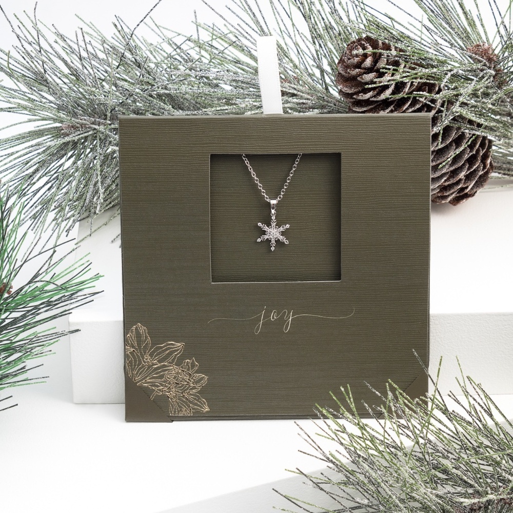 Swarovski Crystal Snowflake Pendant Necklace – NWT – 18 Inch Chain – Joy Christm